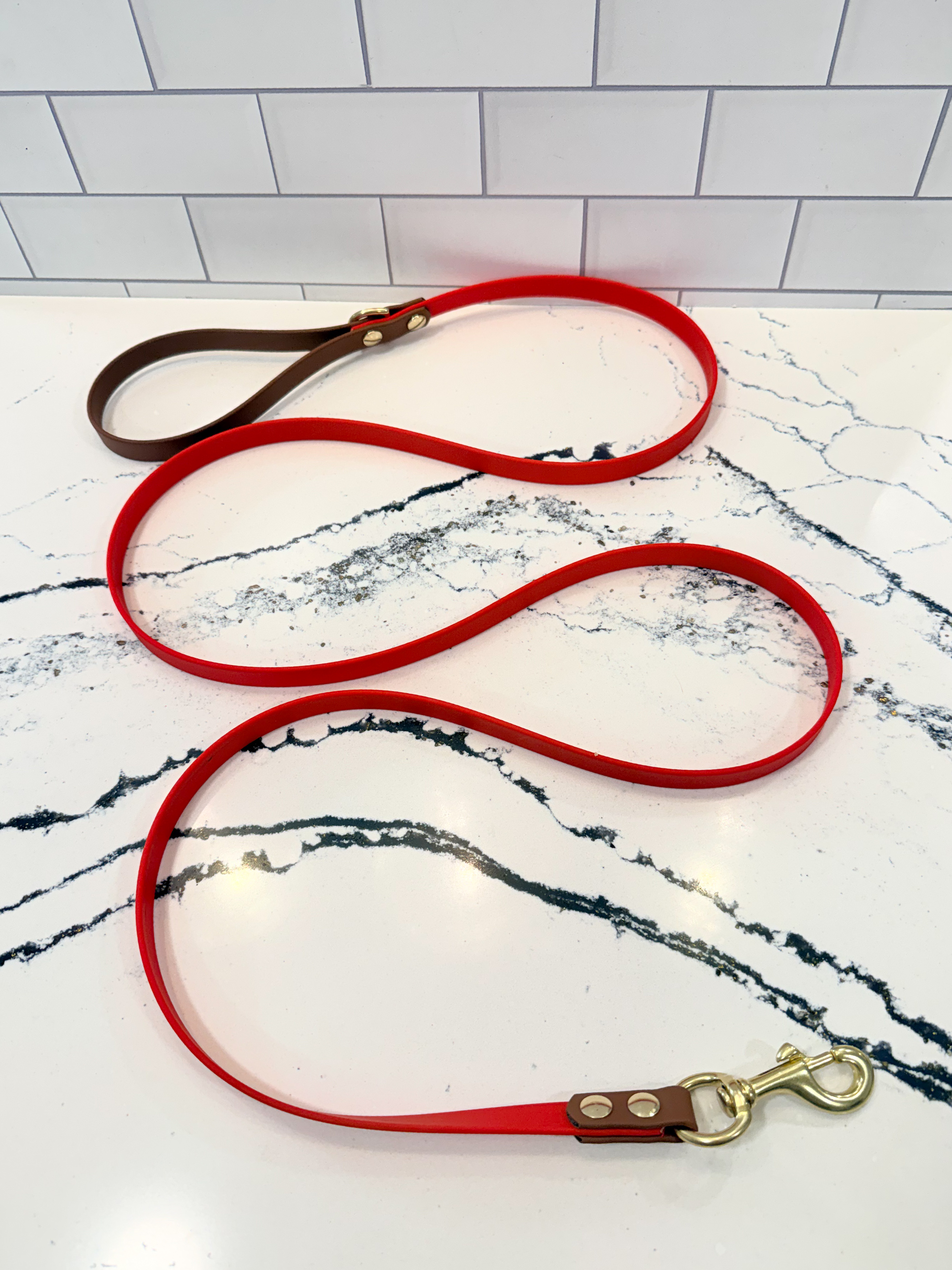 Item: Classic two-tone leash | Length: 6 ft | Width: 5/8 in | Colors: Red & Brown 522 | Hardware: solid brass