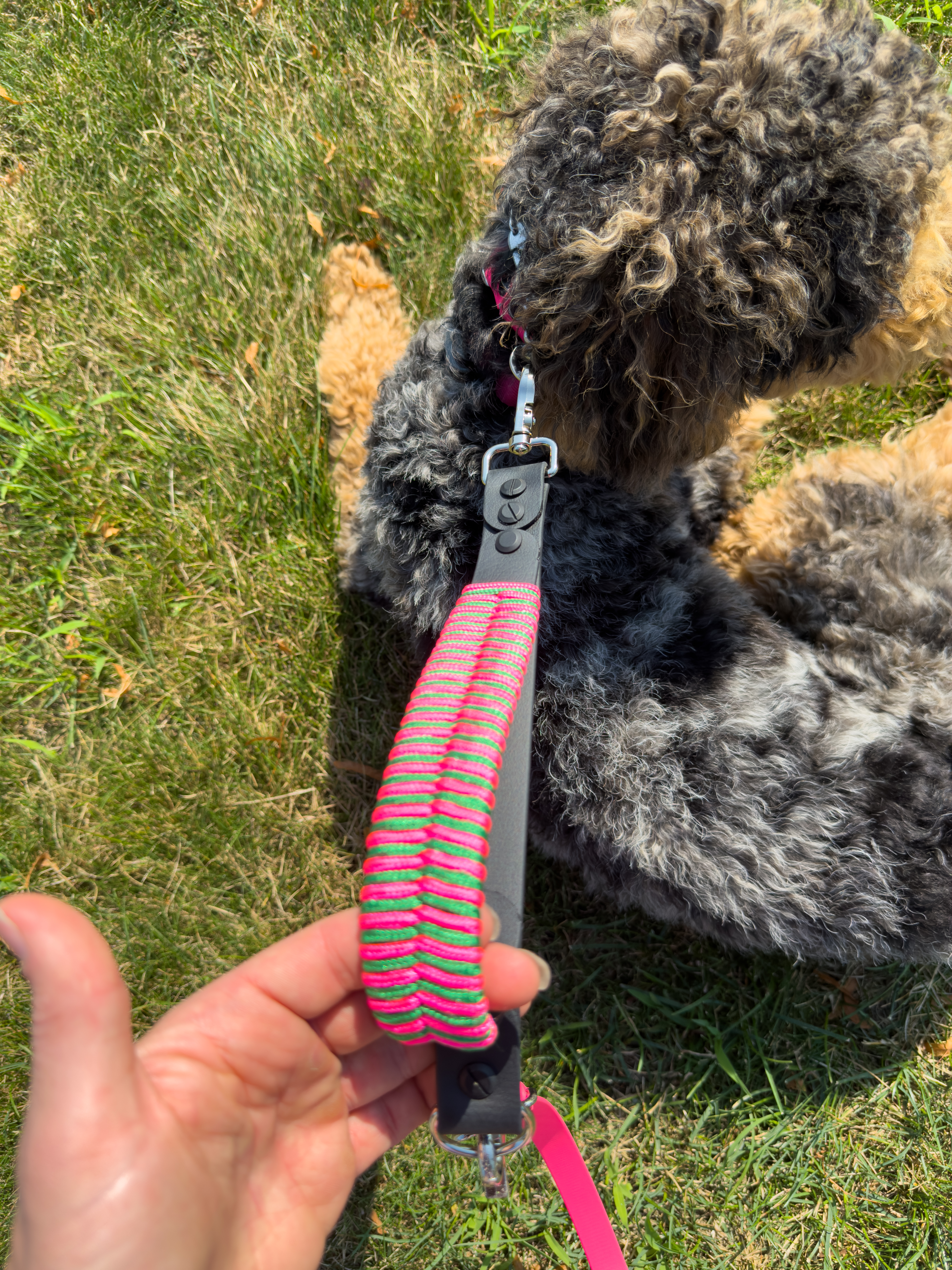 Item: Fishtail braid traffic handle | Material: paracord | Colors: Hot Pink & Green | Custom: Thick fishtail pattern for extra grip