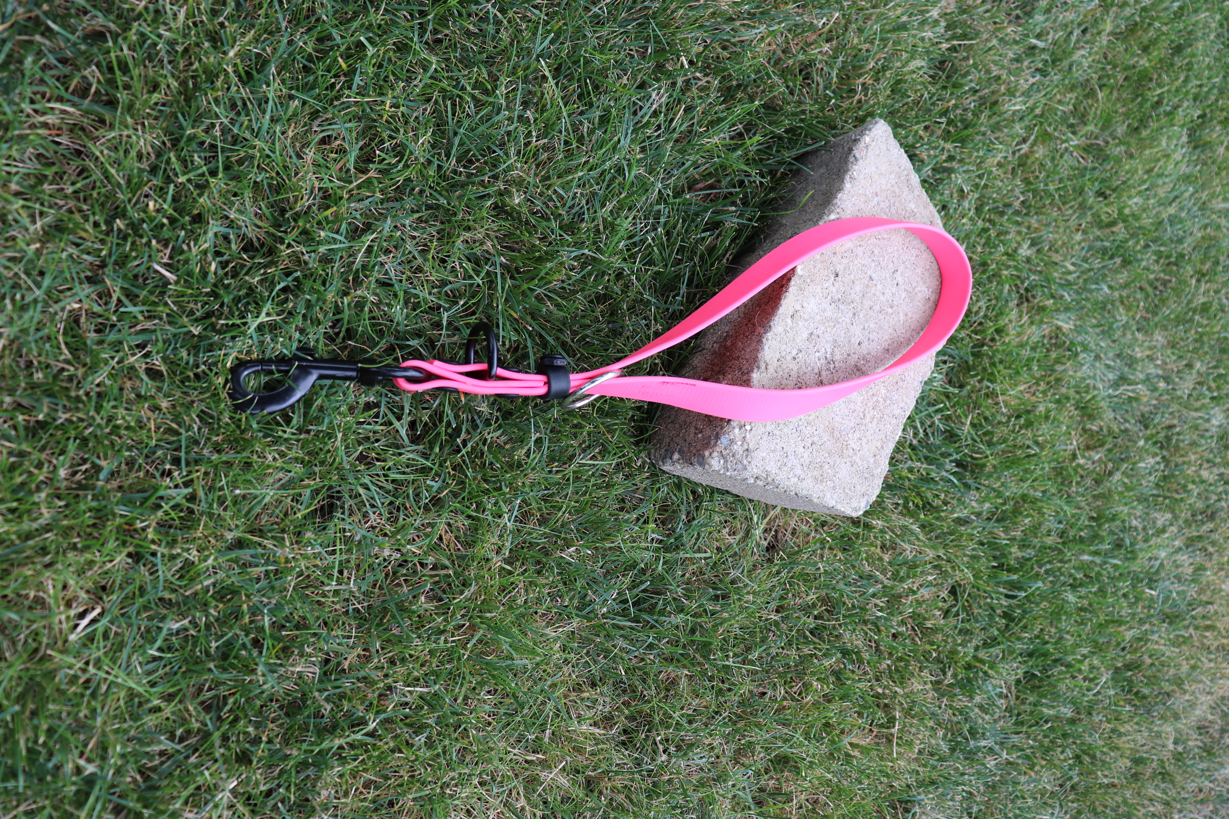 Item: Longer traffic handle | Width: 5/8 in | Colors: Pink & Black | Hardware: black | Custom: Floating O-ring plus Biothane slider to close the handle opening while walking to avoid tripping