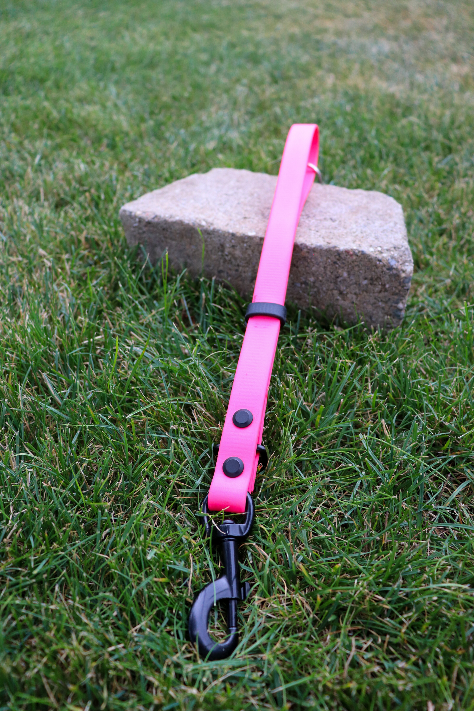 Item: Longer traffic handle | Width: 5/8 in | Colors: Pink & Black | Hardware: black | Custom: Floating O-ring plus Biothane slider to close the handle opening while walking to avoid tripping
