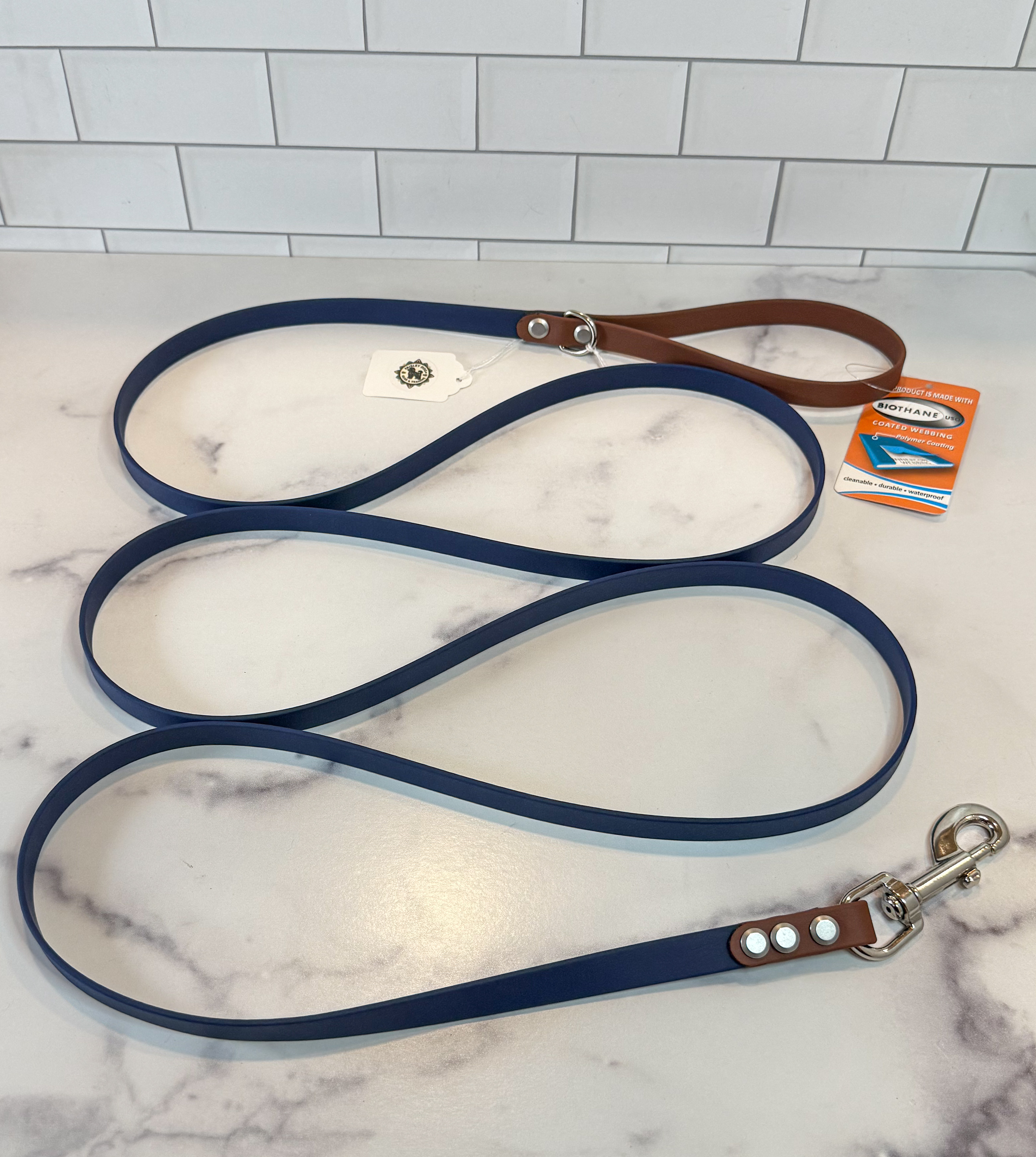 Item: Classic two-tone leash | Length: 8 ft | Width: 5/8 in | Colors: Deep Sea & Brown 522 | Hardware: silver